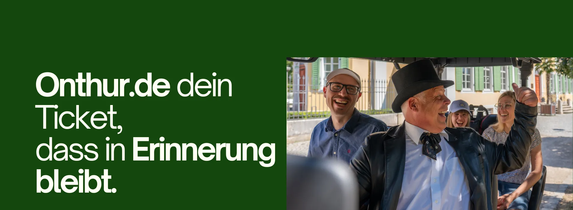 Dunkelgrüner Hintergrund mit dem Text ‚Onthur.de – dein Ticket, das in Erinnerung bleibt‘; rechts eine Gruppe Menschen auf einer geführten Tour, darunter ein Mann im Zylinder, der gestikulierend erzählt